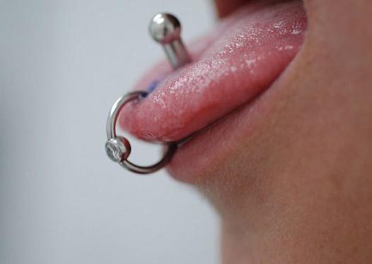 Consecuencias de los piercings orales para la salud bucal