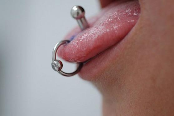 Consecuencias de los piercings orales para la salud bucal